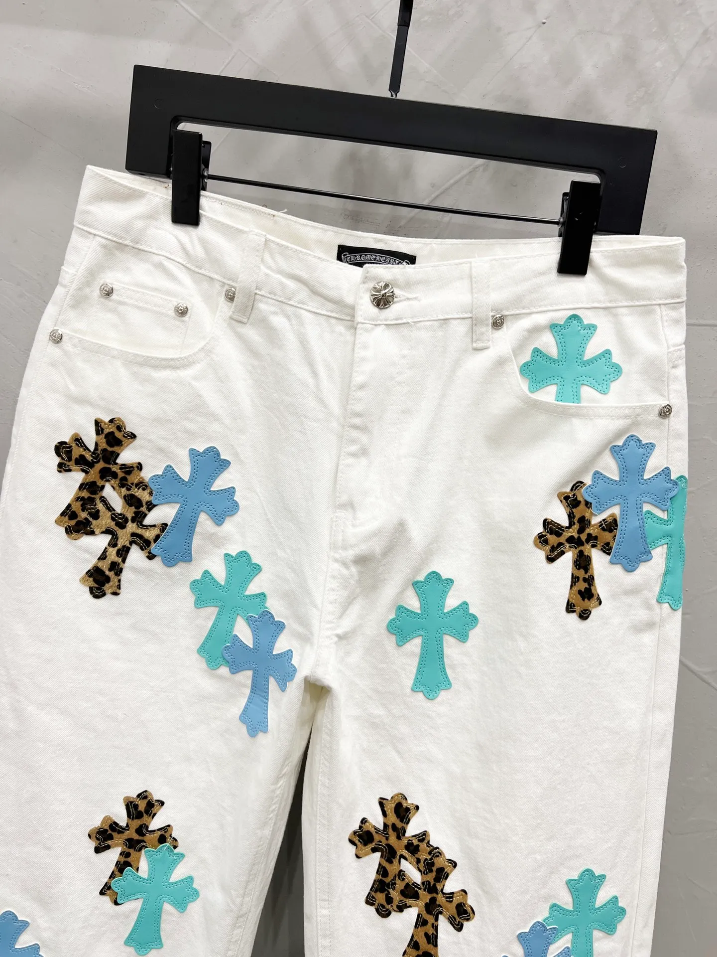 P240 Style number: [M915] Chrome hearts & Chrome hearts 25ss blue leopard print cross patch leather jeans Chrome hearts’ logging pants are here! ! ! CH Croix Heart Double Knee Cross Patch Leather Bo1 Style Logging Pants Straight-leg Work Pants B136 Croix Heart Cross Sanskrit Overalls Price 24W Level, patchwork cross pattern embellishment, high-waisted washed jeans! ! Absolutely high-end luxury products, 1.9W level god-level single products, super popular products, made by top heavy industry, not to be missed. About Zangyin, this is an extremely luxurious fashion brand, which can also be called the nobles of the high street. It has always been an exclusive brand of some hipsters or rich second generation. Compared with ordinary high streets, it is more luxurious and noble. Compared with luxury brands, it has a more fashionable personality and has always been a brand that I have a special liking for. Imported yarn is custom-woven into high-density twill canvas, which ensures a crisp silhouette while also making the fabric feel very delicate. It follows the B01 classic silhouette, with a crisp and stylish upper body. The ready-made garments are stone-ground and fermented and washed, so they can be matched with any style. Buttons and zinc-brushed washable genuine YKK retro metal products. Double-layered canvas on the front. Perfect details. All hardware is perfect. Size: 30-32-34-36 Color: white pants, blue leather, leopard print